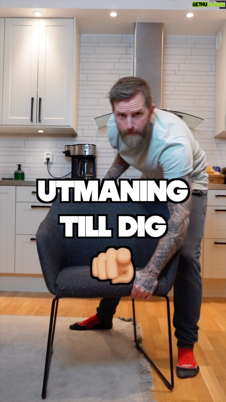 Niklas Andersson - 1.3K Likes - Jaha då tänkte jag att det var dags för en utmaning! Man ska helt enkelt avsätta 5 min till fysisk aktivitet, lätt som en plätt kanske du tänker? Ja för många är det lätt, för andra är det precis lika lätt men det görs bara inte.
Det finns 7 miljoner övningar, du väljer 3 av dom och gör 5-10 reps som ett Cirkelpass i 5 min. Sen kommenterar du CHECK och skriver en bortförklaring till varför inte detta skulle kunna göras oftare.
”För att jag vill inte” är en riktigt bra bortförklaring som jag köper. Annars så är syftet med att skriva en bortförklaring att man ska reflektera någon minut över att man kanske visst KLARAR detta och visst har TID.
Min tanke här är att detta kanske kan sporra någon till att göra en liiiten förändring och skapa lite sundare vanor, som i sin tur kanske kan sätta ringar på vattnet ☺️ you can do it 👊 om du vill!