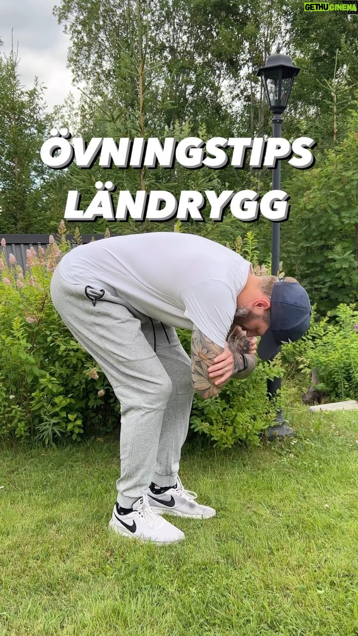 Niklas Andersson - 2.7K Likes - Här ser du 2 varianter av rygglyft som du kan göra stående, du känner säkert igen rörelsen. Ofta gör man denna rörelse liggandes på mage, men att stå på detta sätt ger dig möjligheten till större rörelseutslag.
Även lämpligt om du inte har en sån rygglyftsmaskin tillgänglig. Om du har en känslig rygg så är det väldigt bra att börja men få antal reps etc och känna av att du tål belastningen.
Även om något ser lätt ut så kan det vara något din rygg kan behöva vänja sig vid.
Testa på och rör dig rygg 💪