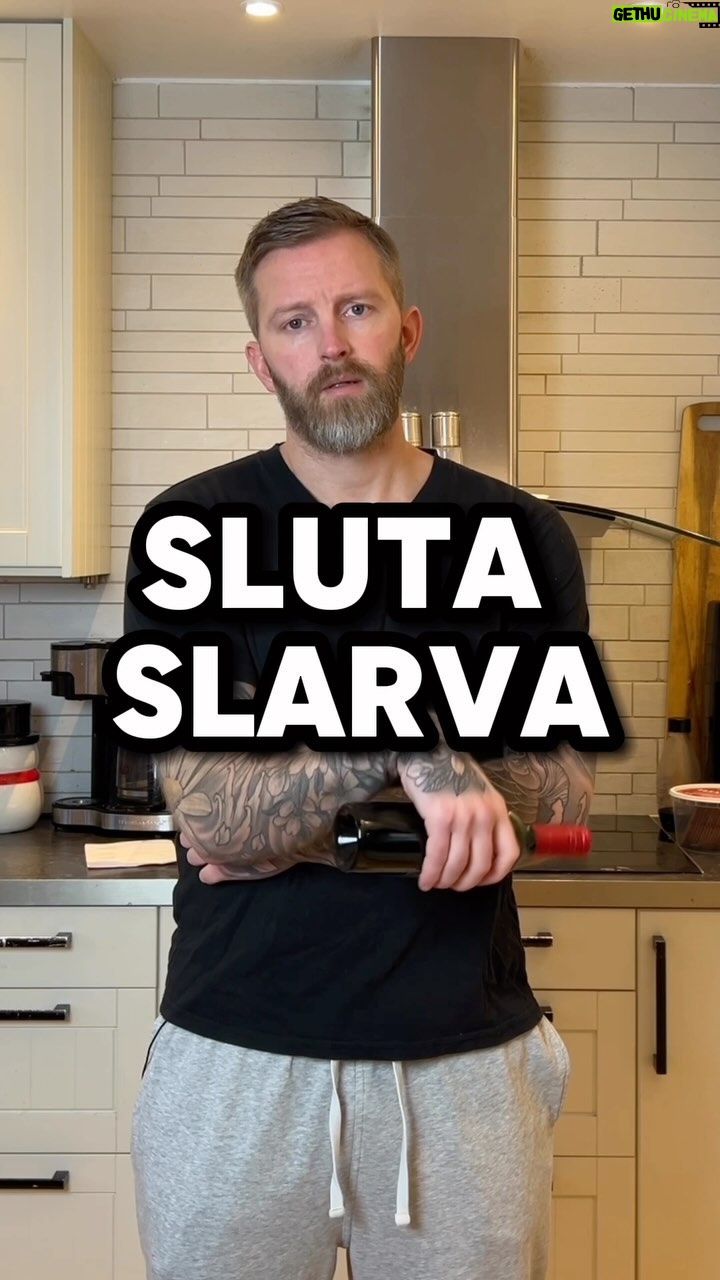 Niklas Andersson - 1.6K Likes - Många gör ordentligt och många slarvar. Många gör det inte alls, jag ser er 👁️ Men ta detta på rätt sätt! Det finns alltid bortförklaringar så dom kan vi skita i.
Om du vet vad du ska göra och du vet varför etc, GÖR DET! Så slipper du ljuga på nästa besök eller skämmas när du ska visa. Plus att det blir mycket lättare för terapeuten i fråga att välja ett annat spår om inte önskad effekt uppnås.
Vi ger inte rehab osv för att det är kul, vi ger det för att vi anser att det är nödvändigt. I regel så blir vi mer benägna att vilja hjälpa folk när dom sköter sin del av processen, iaf jag.
Sköt din rehab 😃💪
