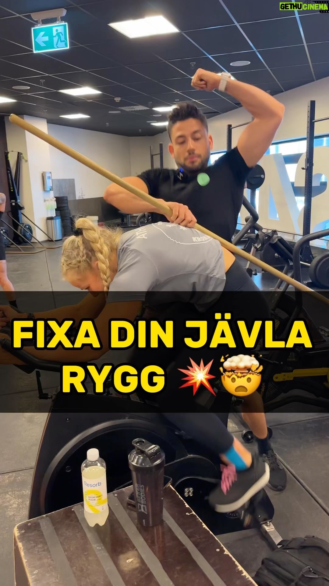 Niklas Andersson - 5.1K Likes - Det finns en enorm rörelserädsla och det förväxlas med ”optimal teknik” för X,Y,Z övningar som ska utföras på ett visst sätt.
Viktigt att förstå att vad som är ”optimalt” är relativt till syftet med vad ditt mål är.
Bygga röv? Ok - jobba dynamiskt mest med höften och inte ryggen.
Bygga och stärka ryggen?? Kanske tvärt om (även fast statisk träning också stärker).
Syfte / mål är viktigt att ha i bakhuvudet när ni lyssnar på fitnessgurkor som lätt vill säga rätt eller fel. När svaret oftast är ”det beror på”.
Puss.