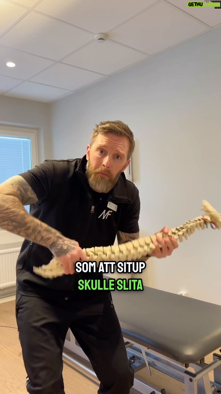Niklas Andersson - 2.7K Likes - Myten om att sit-ups skulle vara farligt eller dåligt saknar helt vettig och vetenskaplig grund.
Sit-ups är kanske inte det mest effektiva för vissa avseenden men kan vara det för andra. Vi kan inte bara säga att en övning är direkt dålig rakt av.
Mindre lämplig, JA! För alla, Nej? Den kan vara mindre lämplig av många olika anledningar och därmed väldigt lämplig av andra anledningar.
Jag tycker övningen får onödigt mycket skit många gånger.
Det är en övning som gör dig väldigt duktig på att sätta sig upp från ryggliggande som många människor skulle kunna dra stor nytta av.