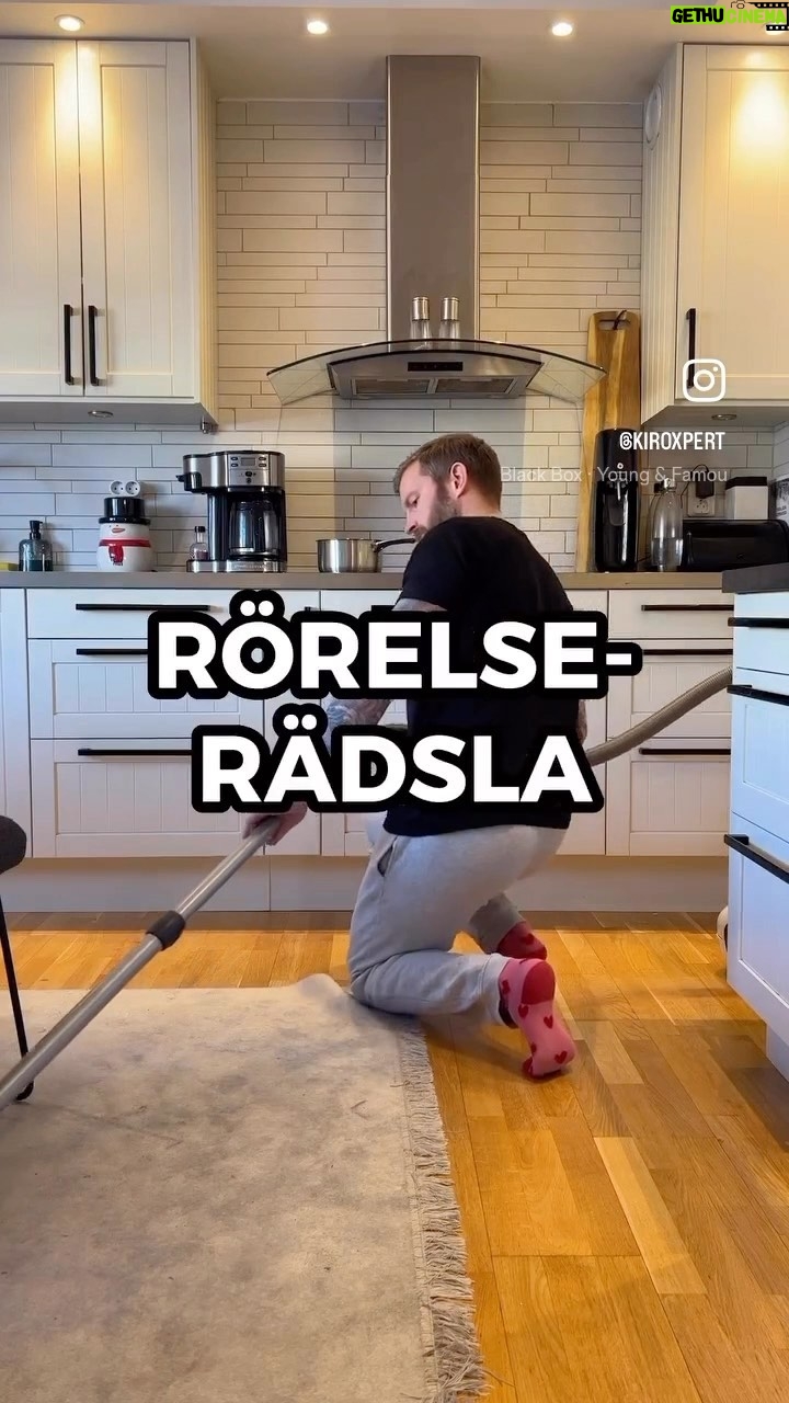 Niklas Andersson - 1.4K Likes - När vissa rörelser eller aktiviteter gärna undviks och känns läskiga att göra pga att du är rädd för att det ska göra mer ont eller att du ska få ont igen, så är det jobbigt.
Att klara av att göra detta utan rädsla är då ett bra första steg, och ett lämpligt sätt kan vara att steg för steg utsätta sig för en aktivitet eller rörelse mer och mer och i större och större grad. Precis som beskrivet i videon här.
Detta är något jag hjälper människor med dagligen, det jag kommit fram till är att det kan ta lite tid. Många upplever att det är farligt att det gör ont, när det egentligen bara handlar om ett falsk alarm.
Att något gör väldigt ont behöver inte betyda att området är skadat eller nära på att bli skadat. Det kan helt enkelt vara extra känsligt bara och därför väldigt mycket lättare göra ont.
Din kropp är väldigt bra på att försvara och skydda dig och ibland blir den lite för bra.
Smärta är en varningssignal och behöver inte betyda att något är trasigt ☺️