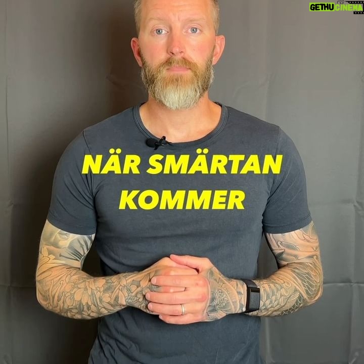 Niklas Andersson - 1.2K Likes - Swipa åt sidan och följ mallen, för många kommer denna hantering att hjälpa, för andra inte. Så håll tummarna.
Att modifiera en övning innebär att du ändrar lite i utförande, det kan vara lite olika grejer så testa dig fram.
Allt från hastighet du kör i, kortare eller längre rörelseomfång, lite annan vinkel eller liknande.
En liknelse kan vara att packa en matkasse. Du packar och märker att det inte får plats, du packar om och ändrar lite på hur du packar och nu får det plats. Dvs du tar inte bort varor du ändrar bara på hur du placerar dom.
Lika så kan du ändra på utförandet i en övning, man kan ibland bli förvånad över hur en liten ändring kan göra så stor skillnad.
Lycka till 🙂