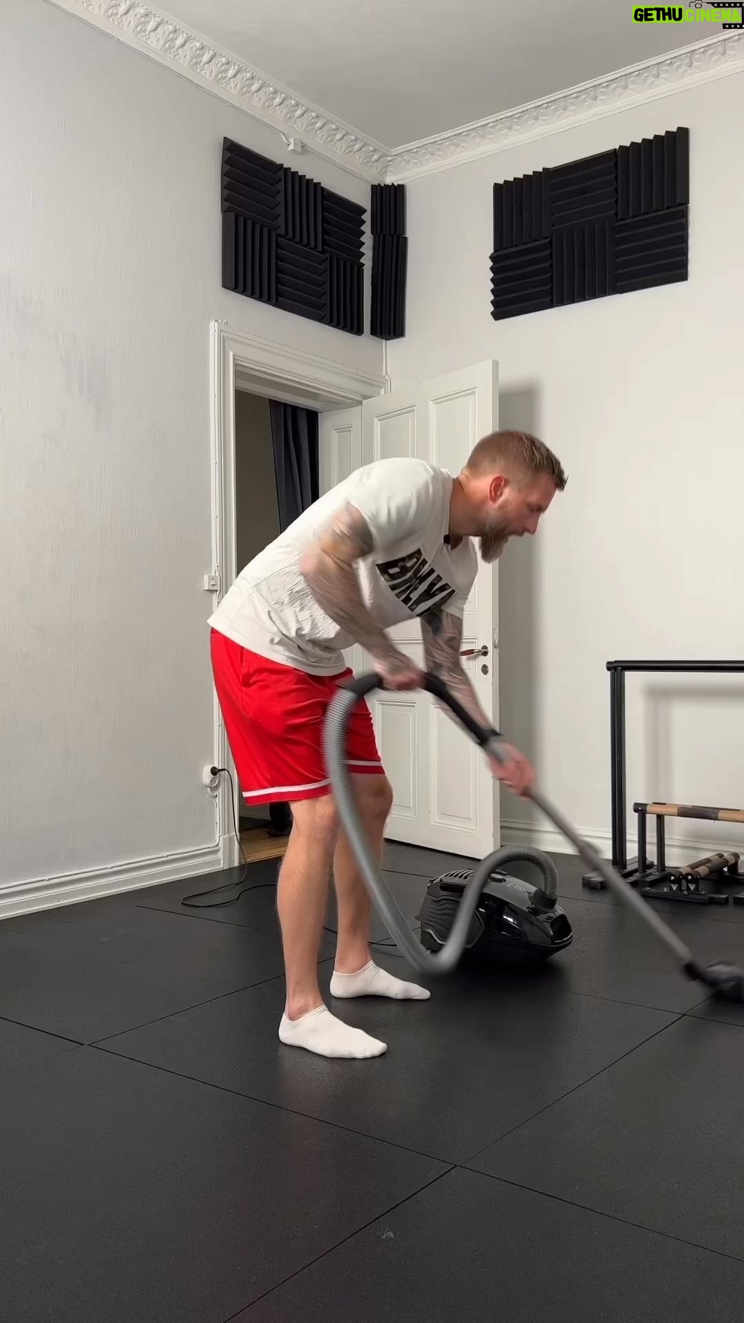Niklas Andersson - 1.6K Likes - Hur du dammsuger dig till en smärtfri rygg!
Eller inte 😄