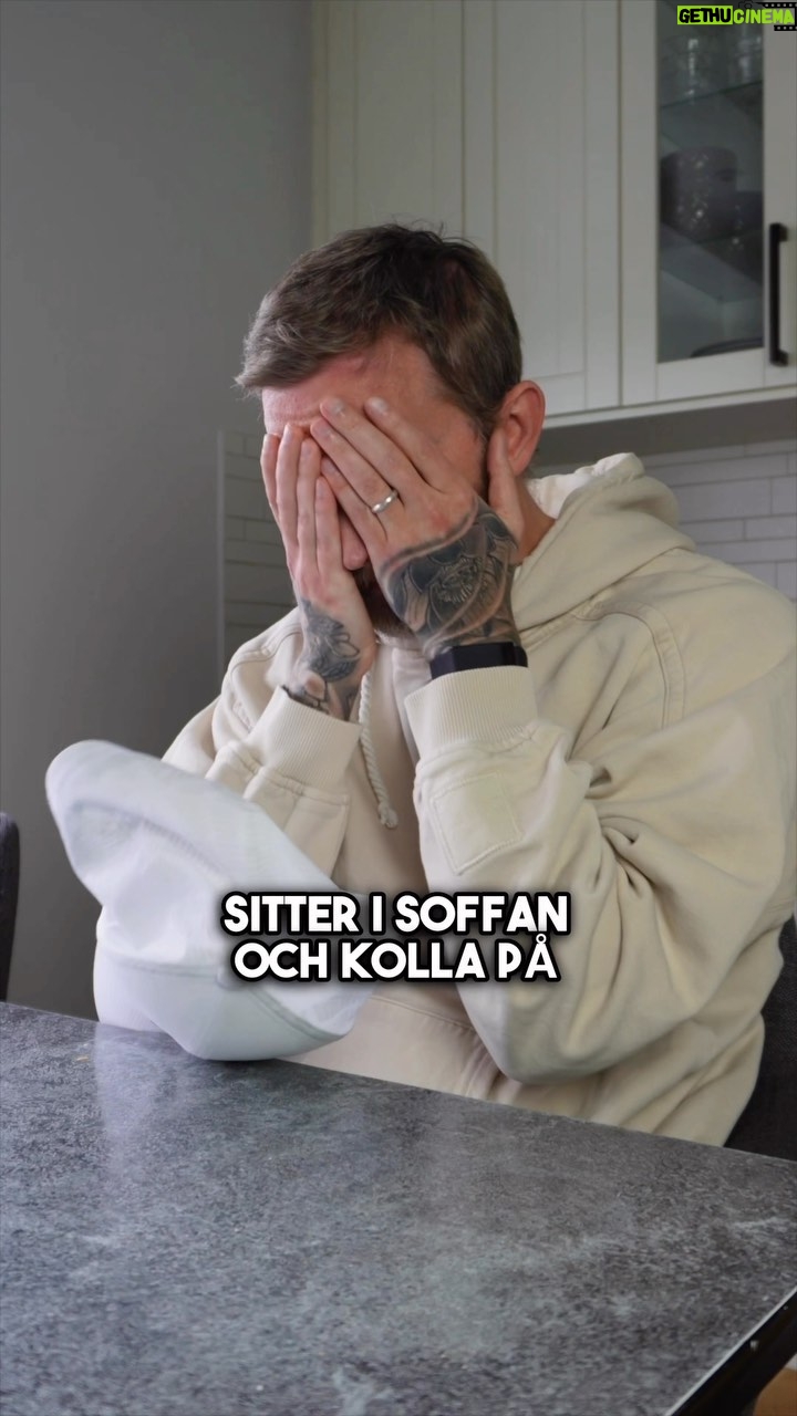 Niklas Andersson - 1.1K Likes - Det behöver inte vara allt eller inget jämt, det går jättebra att träna lite lättare vissa dagar och perioder. Det kan t.o.m. vara väldigt smart, du kommer inte alltid vara 100% återhämtad och redo.
Men det betyder inte att du måste hoppa över, du kan dra ner på intensiteten, du är inte dålig pga detta. Det är sunt förnuft. Va snäll mot dig själv, ge dig inte massa ångest inför träningen bara för att inte motivationen är på topp.
Gå dit, kör lättare, behåll din rutin och tänk långsiktigt. Det går i vågor, det är okej!