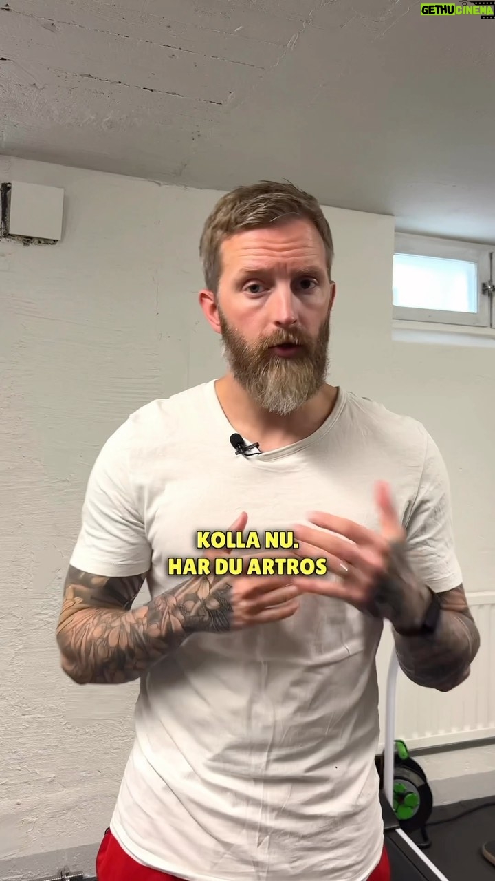 Niklas Andersson - 1.3K Likes - ARTROS - Träning och motion är lite av en prioritet, och eftersom det är vanligast i knä och höft så har också träningens effekt på artros studerats som mest här.
Men en teori är att det skulle kunna ha liknande effekt på andra leder, förhoppningsvis. Oavsett så är det alltid bra att träna om man kan.
Så någon bästa övning finns inte, alla har lite olika ont och olika problem med sin artros, så det verkar vara bra om den individanpassas. Och vill man experimentera lite själv så är det bara ta för sig. Skulle någon typ av träning irritera för mycket kanske man inte behöver sluta helt.
Man kan då testa att anpassa och modifiera lite. Så leta inte för mycket efter den magiska övningen utan leta efter vad som verkar funka och passa dig bra just nu.
Ökad styrka och smärtlindring verkar vara det som träning bidrar med mest och får man mindre ont tänker jag att det i sin tur kan förbättra livskvalité och funktion hos vissa ☺️
