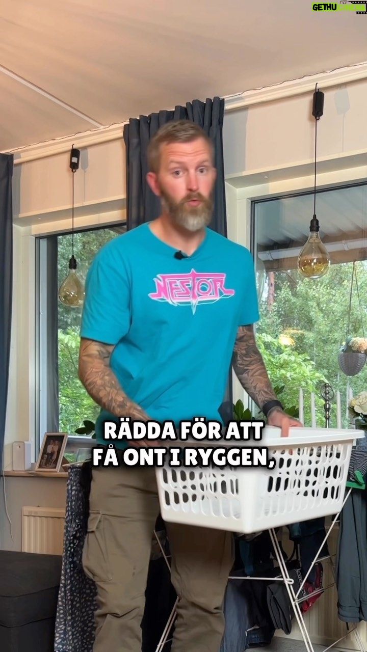 Niklas Andersson - 1.7K Likes - Undvikande och rörelserädsla kan vara något som begränsar ens vardag mycket, men ibland också något som man inte ens tänker på att man utvecklat.
Att jobba tillbaka vad man skulle kalla ett normalt eller icke modifierat utförande av något handlar ofta om att utsätta sig för det läskiga men inom rimliga nivåer som man upplever att man kan hantera.
Sen utökar man med tiden!
Ibland kan det också vara bra att modifiera rörelser till vad som kanske inte känns naturligt för att klara av att göra vissa saker, men då handlar det inte om rädsla för att utföra rörelsen utan kanske mer om att göra en uppgift mindre smärtsam.
Två olika saker ☺️
