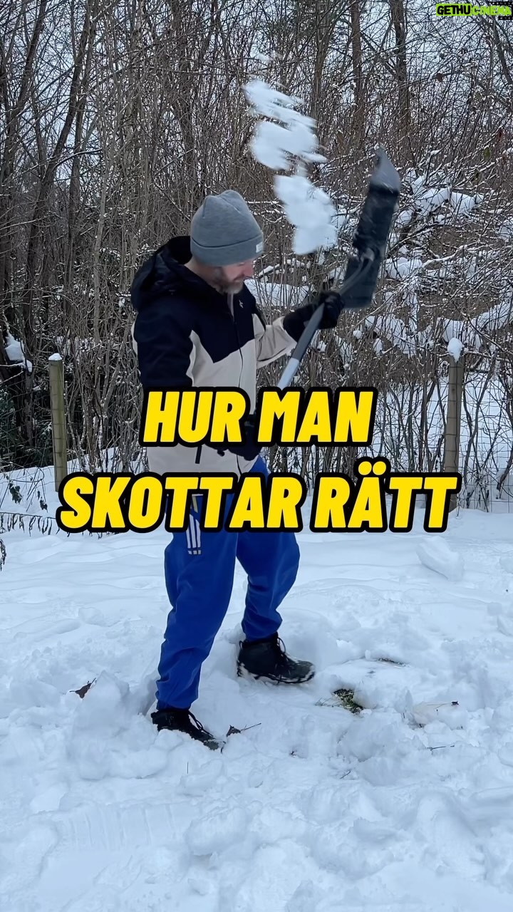 Niklas Andersson - 1.3K Likes - Hur skottar man rätt? Det är det nog ingen som vet, jag har inte hittat något vettigt i ämnet iaf. Så vi får nog utgå ifrån att göra det på ett så bekvämt sätt som möjligt.
Snöhelvetet måste ju bort, och anstränger vi oss mycket med något vi inte gör så ofta så kan vi få lite ont, ganska ofarligt allt som oftast och väldigt jobbigt för personer med ryggproblem.
Men det här är nog en sån där jobbig grej vi måste göra, stackars oss vilket hårt liv vi har 😄 jag har fått frågan förr om jag kan göra ett klipp om skottning och detta va det bästa jag kunde komma med.
Bit ihop och skotta eller lej bort det till en pigg ungdom mot lämplig betalning 😄🤷♂️