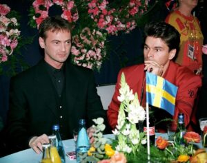 Niklas Strömstedt Instagram - Nervöst och möjligen lite dystert i greenroom under ESC i Malmö 1992. Morgondagen kom såsmåningom och var också mycket riktigt - som låten lovade - en annan dag. Spelade senare in den alldeles själv och kallade den ”Näst sist”. #tbt #schlagerfestivalen