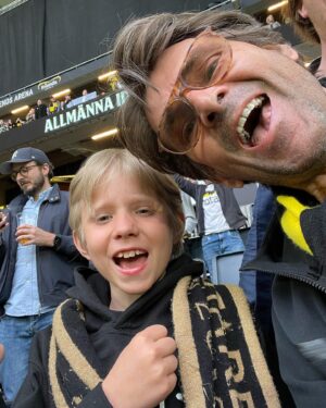 Niklas Strömstedt Instagram - Det här är Sebastian. I rutan ”allergier” när han fyller i papper i skolan brukar han alltid skriva ”Djurgården och Hammarby”. Bra kille!🖤💛