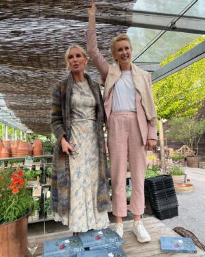 Niklas Strömstedt Instagram - Releaseparty för världens bästa trädgårdsbok! Grattis & Hurra @victoriaskoglund & @jennystromstedt ! #rödavitarosenpodden
