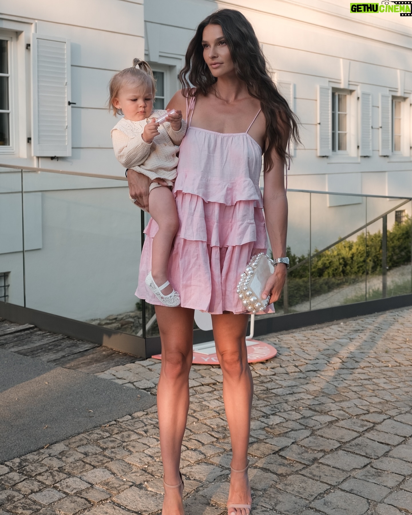 Nikol Švantnerová - 3 Likes - Poslední střípky z eventu🌸🤍jsem vděčná, že mi moje práce dovoluje, že můžeme být všude spolu. #happytogether