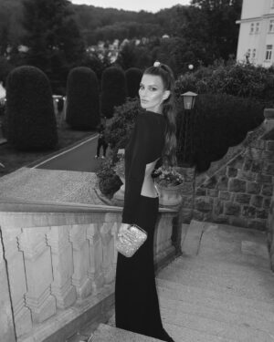 Nikol Švantnerová Instagram - Poslední look z Karlových Varů🖤tentokrát celý v režii @thedressprague a @pavelkortan 
Děkuji za vše! #kviff2024