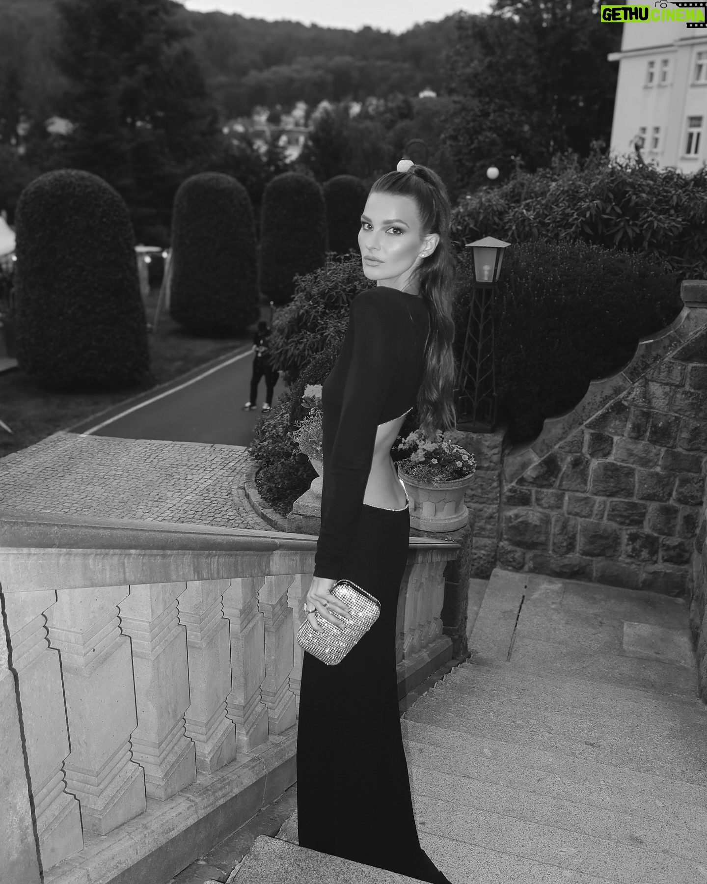 Nikol Švantnerová - 3 Likes - Poslední look z Karlových Varů🖤tentokrát celý v režii @thedressprague a @pavelkortan
Děkuji za vše! #kviff2024