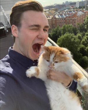 Nikolay Sobolev Instagram - Сегодня мне 29! 

Время летит, годы идут, но самое главное – чтобы твой личный рост был пропорционален времени, которое ты провёл на Земле. 

Мое кредо – учиться каждый день. Познавать этот мир, впитывать новые знания, читать, отдавать и бесконечно радоваться тому, что из квадриллионов возможных вариантов, я оказался именно здесь и сейчас. Собой, а не кем-то другим. Живым. Здоровым. В окружении друзей, любимой, родителей и котиков. 

Спасибо всем за поздравления!🥳