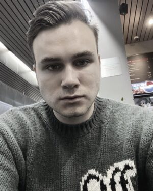 Nikolay Sobolev Instagram - А напоследок я скажу. 
И я хорошо обдумал свои слова. 

Если выбирать из двух вариантов, где первый - это героическое выживание в осаждённом городе и подлинная храбрость патриота с ментальной и экономической поддержкой людей со всего мира,  а второй - безопасная (относительно) изоляция, потеря перспектив, активов, пассивов, полная беспомощность, запрет на путешествия, ненависть и унижение со стороны всех западно-европейских стран, экономический кризис и все это на последующие десятки лет… я с полной уверенностью выберу первый вариант. 

Даже под страхом смерти. 
Ведь «лучше умереть, гордо подняв голову, защищая свою Родину, чем жить дрожащей тварью, боясь пошевелиться». 

Культура отмены сродни бульдозеру. Санкции коллективного запада бьют больно. Но совсем не в цель. Выкашивая творческую интеллигенцию, уничтожая средний класс, они никак, НИКАКИМ ОБРАЗОМ не затрагивают тот самый ударный электорат российской власти, затуманенный пропагандой. 

Электорат как раз в восторге! 

Никаких поездок за границу. Раньше только для них, а теперь для всех. Рай на земле. Запрет на блогерство. Конфискация яхт российских олигархов. Блокировка инстаграма. Возвращение в первобытно-привычное состояние. «Тепло и сыро».

Так это ж не санкции, а праздник какой-то! 

Итак, в чем смысл поста? 
Всем сейчас х*ево. По-разному. Кому-то сильно хуже, кому-то, в сравнении, лучше. Но все равно сильно хуже, чем было. Нормальные люди из России с эмпатией относятся ко всему, что происходит сейчас на Украине. 

Так вот, пожалуйста, постарайтесь относиться нормально к этим нормальным людям. Призывая к миру, не поддавайтесь ненависти, как бы сложно не было. Русофобия - это плохо, ведь стихийность процесса просто «выключает» логику и здравый смысл. А его сейчас не хватает всем. 

❗️Больше постов в Telegram: Соболев LIVE
Ссылка в био.