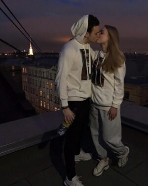 Nikolay Sobolev Instagram - Я так люблю тебя!❤️
За все моменты и угары, за тот азарт в наших глазах, когда мы сделали татуировку в день признания в любви.

За тот огонь, который нисколько не угасает в атмосфере невероятного домашнего уюта, что ты создаёшь вокруг меня каждый день!😇

@anastasiia.hey , я мало о тебе рассказывал здесь. Потому что тебе это никогда не было нужно. Но раз уж я открыт для людей - они точно должны знать. Знать, как же мне повезло!