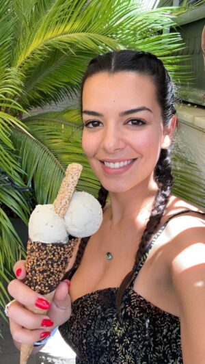 Nikoletta Ralli Instagram - Αυτό είναι το πιο νόστιμο🍦 που δοκίμασα ποτέ και το έφτιαξα εγώ😎
Θα χρειαστείτε:
- 400γρ ταχίνι «Όμικρον»
- 300ml κρέμα γάλακτος 
- 200 ml ζαχαρούχο γάλα 
- 200ml κρέμα για ζαχαροπλαστική
- 100ml μέλι 
Οι οδηγίες στο παραπάνω reel! Περιμένω εντυπώσεις♥️
