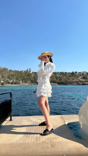 Nikoletta Ralli Instagram - What a day🐬 Ευχαριστώ τόσο πολύ @elle_greece X @lancaster_beauty ♥️ 
• Total outfit 🧜🏽‍♀️ @hm