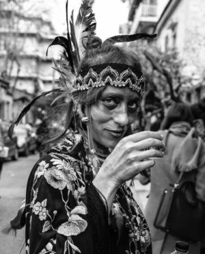 Nikos Aliagas Instagram - #Athènes Aujourd’hui en Grèce le pays entier bouge au rythme du carnaval, dans l’antiquité déjà et plus précisément dans la région de Thrace, les Grecs célébraient le culte du dieu Dionysos. Dionysos avait pour disciples les Satyres et Silènes, qui mettaient des couronnes de lierre sur leur tête, portaient des masques et s’habillaient avec peaux d’animaux. Ils buvaient du vin et dansaient pendant plusieurs jours. Les adorateurs de Dionysos représentaient les Satyres dans les rites de Dionysos, également appelés rites dionysiaques. En fait, la comédie et la satire se développaient lors de ces cérémonies, comme une expression cathartique de la condition humaine. On riait, on provoquait le chaos psychique et on libérait la part animale de l’homme pour retrouver la sagesse plus tard.
Les rites dionysiaques symbolisaient la fin de l’hiver, le début du printemps, le moment où la terre sort de son hibernation et renaît. L’usage du masque était également lié aux âmes, une façon d’exorciser la peur de la mort et de célébrer la vie. #instanikos