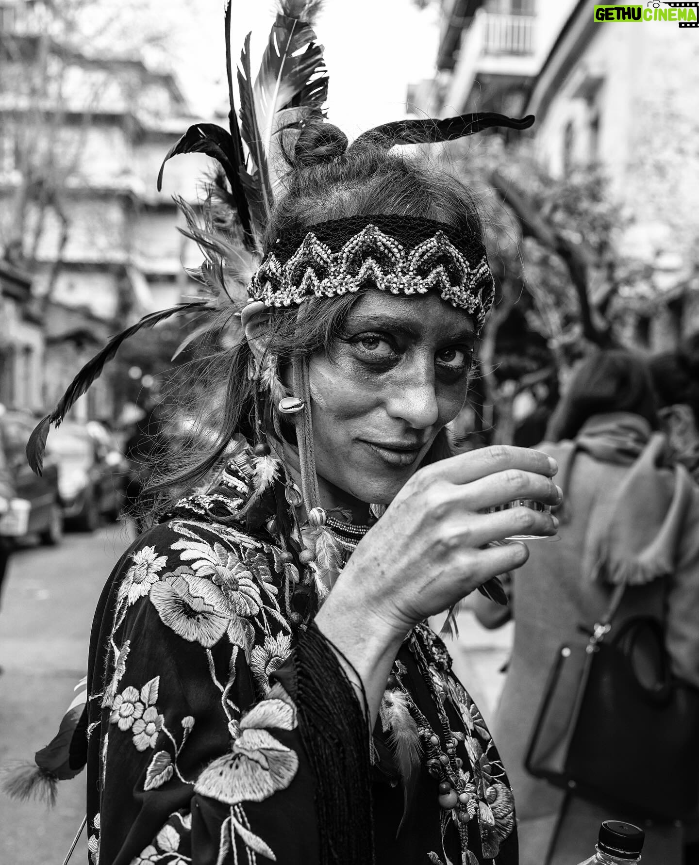 Nikos Aliagas - 5.6K Likes - #Athènes Aujourd’hui en Grèce le pays entier bouge au rythme du carnaval, dans l’antiquité déjà et plus précisément dans la région de Thrace, les Grecs célébraient le culte du dieu Dionysos. Dionysos avait pour disciples les Satyres et Silènes, qui mettaient des couronnes de lierre sur leur tête, portaient des masques et s’habillaient avec peaux d’animaux. Ils buvaient du vin et dansaient pendant plusieurs jours. Les adorateurs de Dionysos représentaient les Satyres dans les rites de Dionysos, également appelés rites dionysiaques. En fait, la comédie et la satire se développaient lors de ces cérémonies, comme une expression cathartique de la condition humaine. On riait, on provoquait le chaos psychique et on libérait la part animale de l’homme pour retrouver la sagesse plus tard.
Les rites dionysiaques symbolisaient la fin de l’hiver, le début du printemps, le moment où la terre sort de son hibernation et renaît. L’usage du masque était également lié aux âmes, une façon d’exorciser la peur de la mort et de célébrer la vie. #instanikos