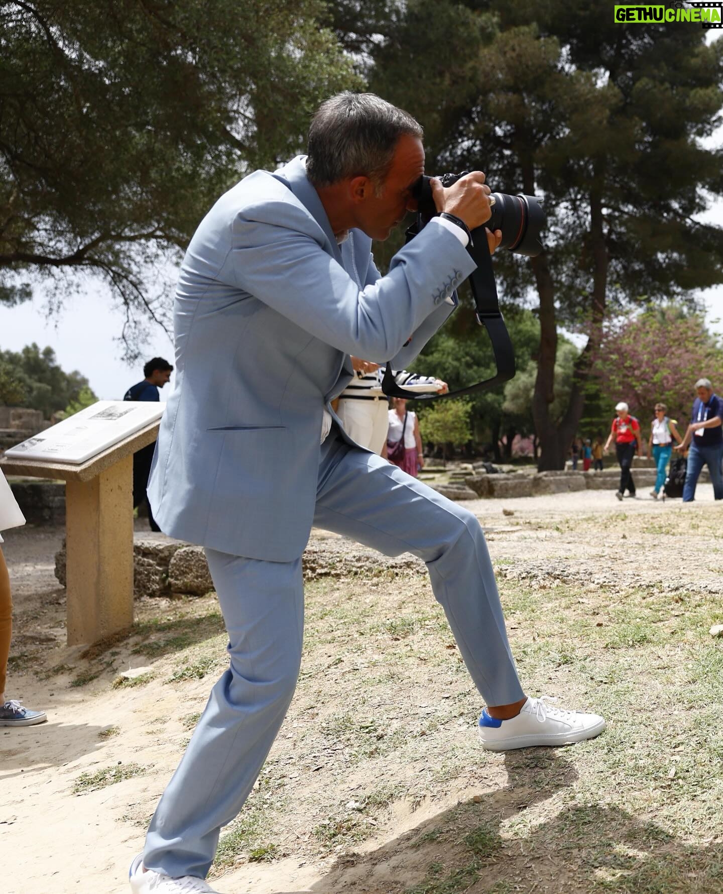 Nikos Aliagas - 44.8K Likes - Nikos Aliagas était le maître de cérémonie pour l’allumage de la flamme olympique en Grèce, à Olympie.
Il en a profité pour tirer le portrait de Tony Estanguet, le président du Comité d’organisation des Jeux Olympiques et Paralympiques de Paris 2024.
📸 @etiennegarnier / L’équipe