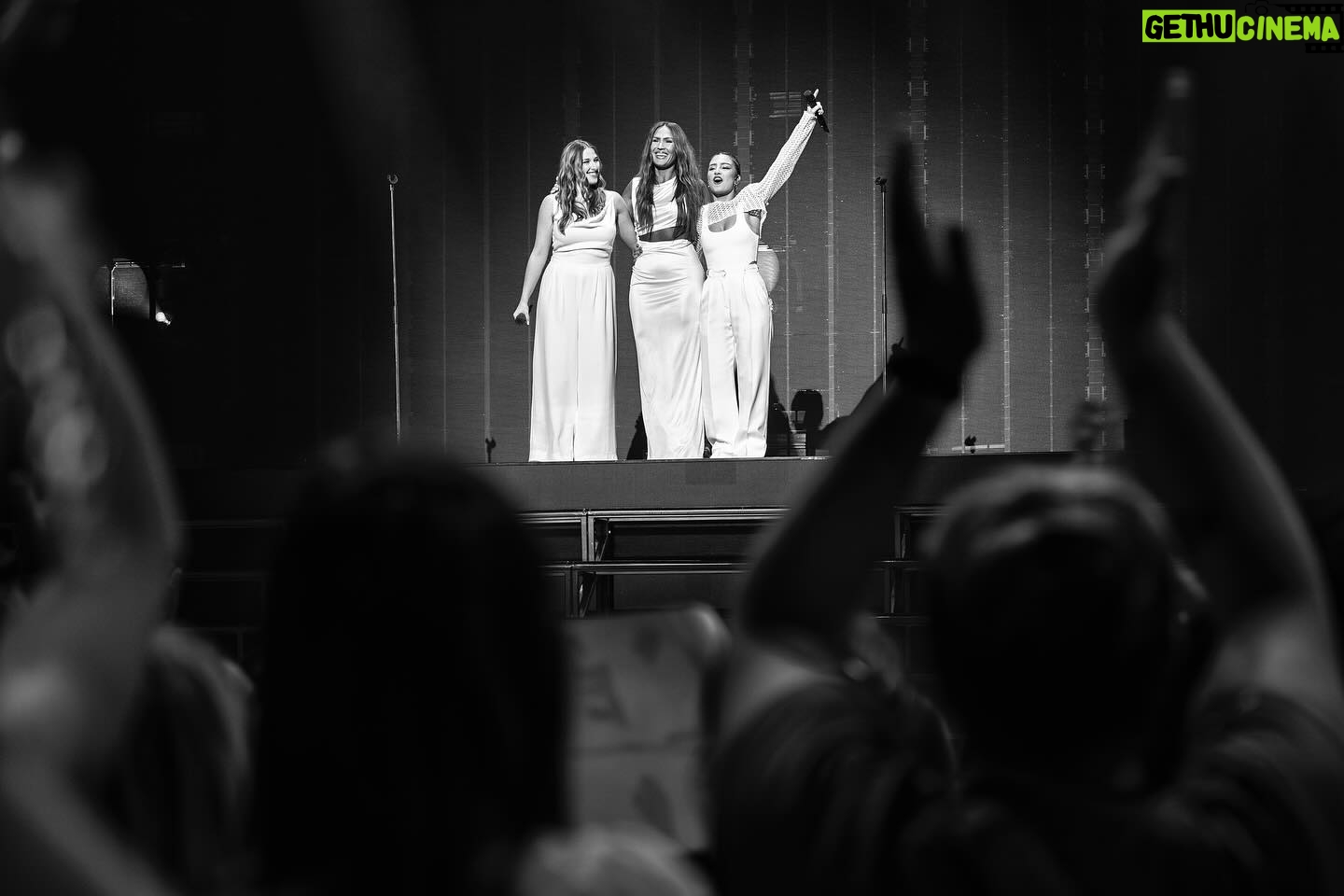 Nikos Aliagas - 48.5K Likes - #Paris Quelques images prises « à la sauvette » lors de cette soirée inoubliable des chanteurs de la @staracademytf1 sur la scène de @accor_arena Des bonnes ondes, des sourires, des larmes, un public dingue et surtout le joie d’être ensemble. Bravo à tous! (Et merci pour l’invit😉). Continuez bien les amis ! #instanikos