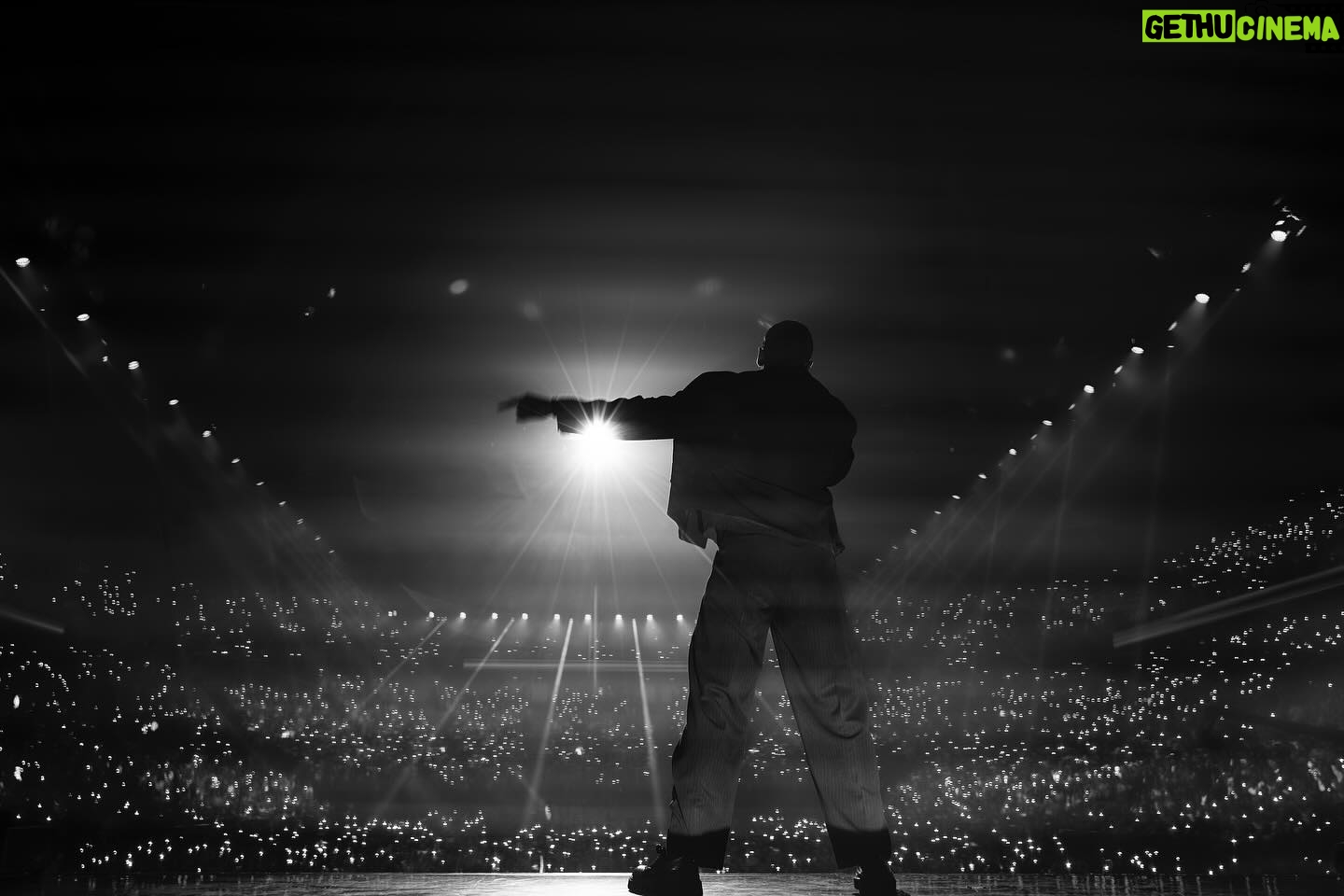 Nikos Aliagas - 48.5K Likes - #Paris Quelques images prises « à la sauvette » lors de cette soirée inoubliable des chanteurs de la @staracademytf1 sur la scène de @accor_arena Des bonnes ondes, des sourires, des larmes, un public dingue et surtout le joie d’être ensemble. Bravo à tous! (Et merci pour l’invit😉). Continuez bien les amis ! #instanikos