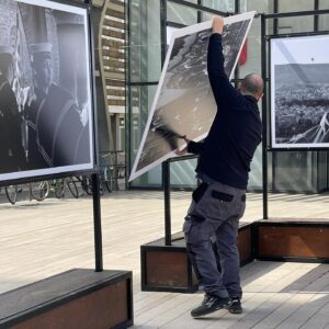 Nikos Aliagas Instagram - #Vincennes Mes photos de Grèce exposées à partir d’aujourd’hui et jusqu’au 5 mai à @vincennesmaville avec la collaboration du @centreculturelhellenique Place Pierre Sémard et rue Eugène Renaud. Une joie de vous présenter quelques séquences photographiques de #LespritGrec puisque cette année la ville de Vincennes met à l’honneur la Grèce et sa culture avec de nombreuses manifestations tt au long de ces semaines @charlotte_libertalbanel #brigittegauvain #guilettaranieri Ne manquez pas également les formidables expos photos de @erieta_attali et d’Aris Balafoutas #instanikos merci @stephanedanger1 pour les photos de l’installation.