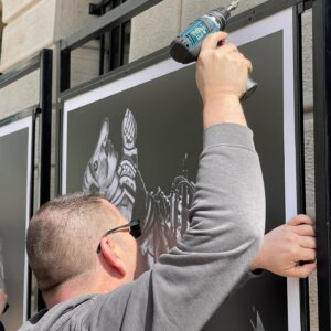 Nikos Aliagas Instagram - #Vincennes Mes photos de Grèce exposées à partir d’aujourd’hui et jusqu’au 5 mai à @vincennesmaville avec la collaboration du @centreculturelhellenique Place Pierre Sémard et rue Eugène Renaud. Une joie de vous présenter quelques séquences photographiques de #LespritGrec puisque cette année la ville de Vincennes met à l’honneur la Grèce et sa culture avec de nombreuses manifestations tt au long de ces semaines @charlotte_libertalbanel #brigittegauvain #guilettaranieri Ne manquez pas également les formidables expos photos de @erieta_attali et d’Aris Balafoutas #instanikos merci @stephanedanger1 pour les photos de l’installation.