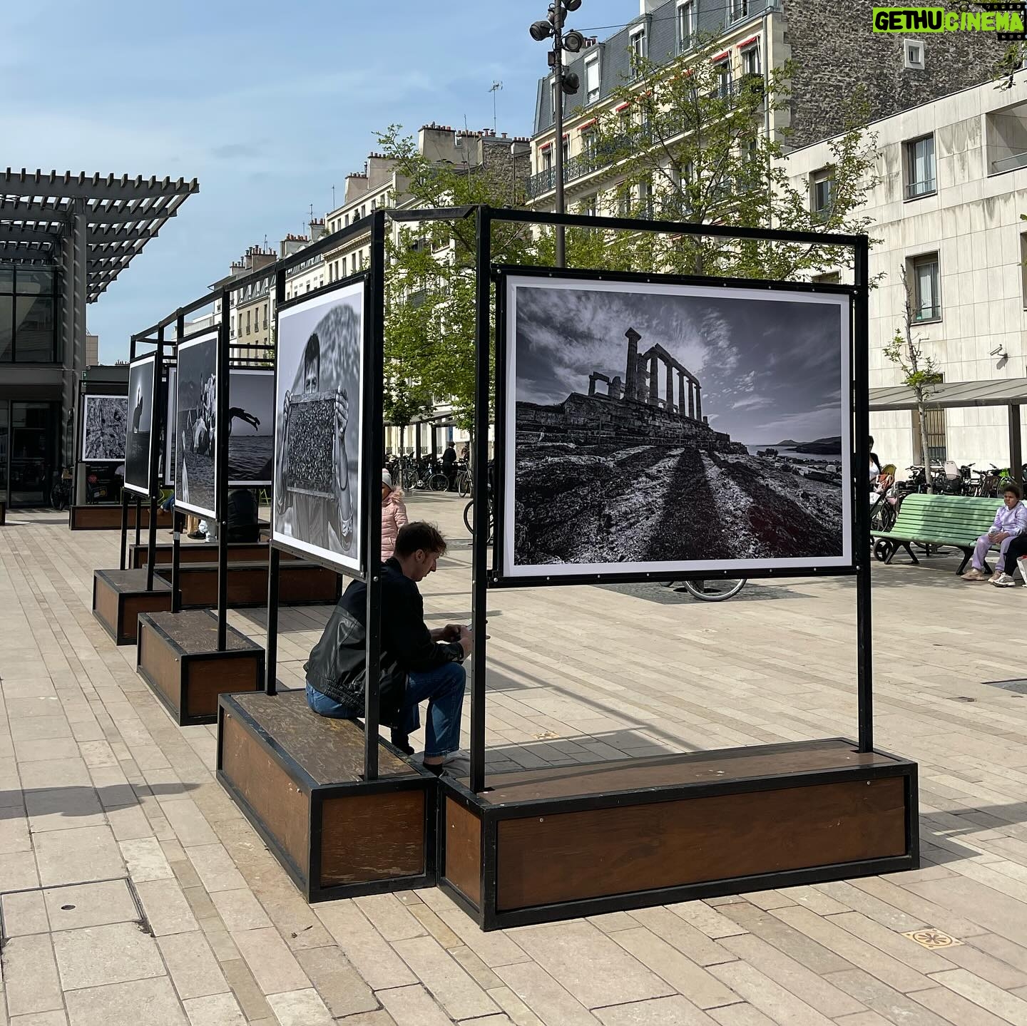 Nikos Aliagas - 5.5K Likes - #Vincennes Mes photos de Grèce exposées à partir d’aujourd’hui et jusqu’au 5 mai à @vincennesmaville avec la collaboration du @centreculturelhellenique Place Pierre Sémard et rue Eugène Renaud. Une joie de vous présenter quelques séquences photographiques de #LespritGrec puisque cette année la ville de Vincennes met à l’honneur la Grèce et sa culture avec de nombreuses manifestations tt au long de ces semaines @charlotte_libertalbanel #brigittegauvain #guilettaranieri Ne manquez pas également les formidables expos photos de @erieta_attali et d’Aris Balafoutas #instanikos merci @stephanedanger1 pour les photos de l’installation.