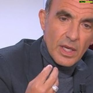 Nikos Aliagas - 6K Likes - « Une langue est aussi une façon de penser. Le grec n’est pas comme le latin une construction cartésienne, le grec a toujours cultivé l’intuition. » @nikosaliagas était l’invité de C l’Hebdo pour la sortie de son nouveau livre « l’Esprit grec » aux éditions les Belles Lettres