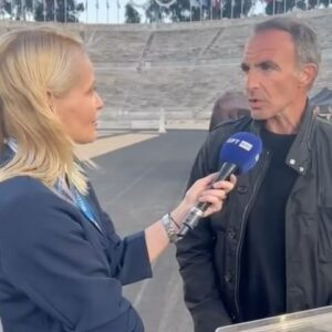 Nikos Aliagas Instagram - Υπέροχος Νίκος Αλιάγας στη συνέντευξη μας μετά τη γενική πρόβα! Ευαισθησία, αγάπη για τον τόπο και τις αξίες του ολυμπισμού και γαλλική φινέτσα. Όλα αυτά και ακόμη περισσότερα θα φέρει αύριο  στην παρουσίαςη του ο @nikosaliagas για την τελετή παράδοσης της Ολυμπιακής Φλόγας στους Γάλλους. Μείνετε συντονισμένοι στην ΕΡΤ για την λαμπαδηδρομία που κορυφώνεται αύριο στις 18.30 στο Παναθηναϊκό στάδιο!! Το όνειρο με τους πέντε κύκλους συνεχίζεται #olympicflame #torchrelay #paris2024 @hellenic_olympic_committee @paris2024