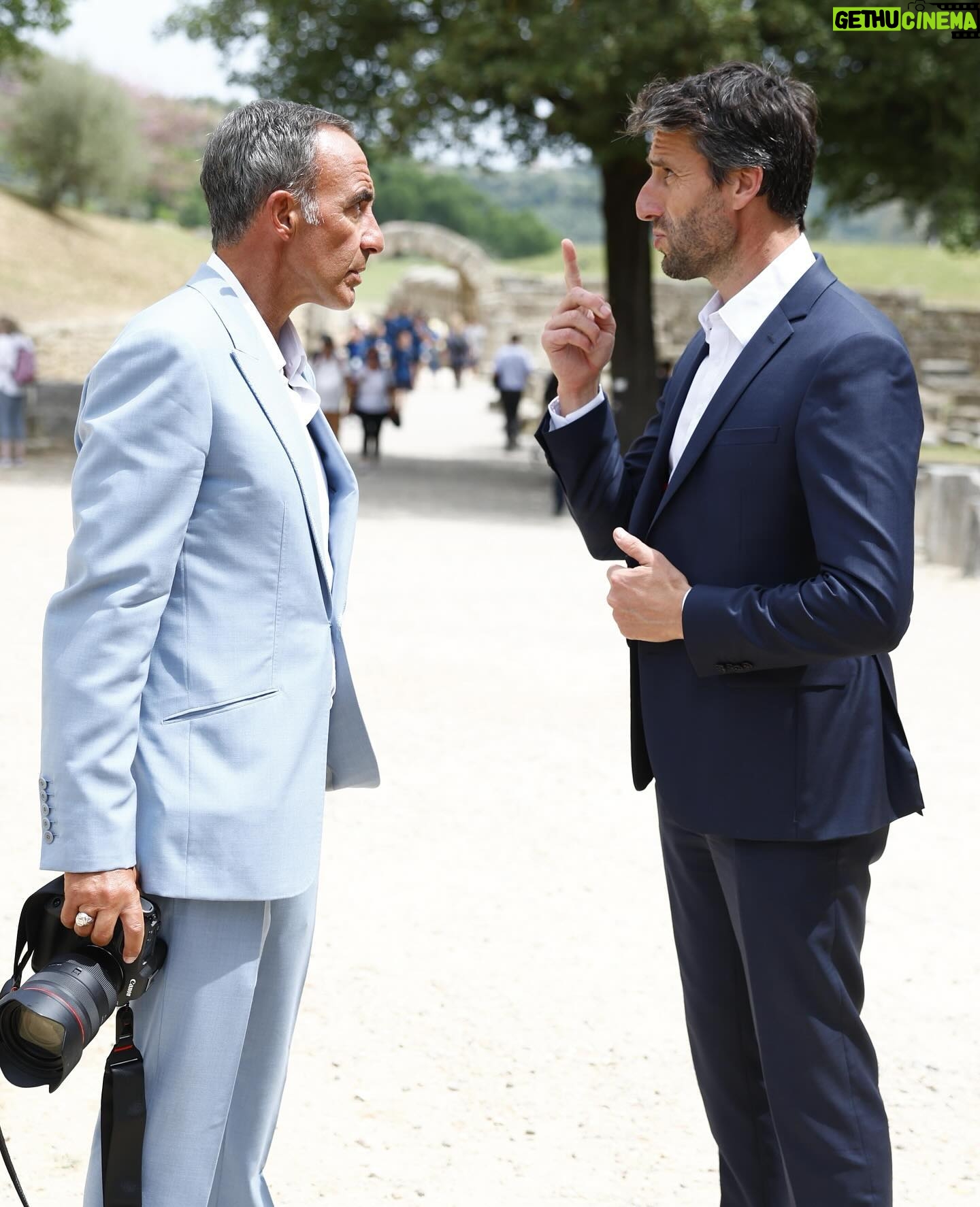 Nikos Aliagas - 44.8K Likes - Nikos Aliagas était le maître de cérémonie pour l’allumage de la flamme olympique en Grèce, à Olympie.
Il en a profité pour tirer le portrait de Tony Estanguet, le président du Comité d’organisation des Jeux Olympiques et Paralympiques de Paris 2024.
📸 @etiennegarnier / L’équipe