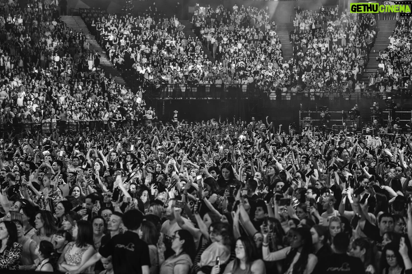 Nikos Aliagas - 48.5K Likes - #Paris Quelques images prises « à la sauvette » lors de cette soirée inoubliable des chanteurs de la @staracademytf1 sur la scène de @accor_arena Des bonnes ondes, des sourires, des larmes, un public dingue et surtout le joie d’être ensemble. Bravo à tous! (Et merci pour l’invit😉). Continuez bien les amis ! #instanikos