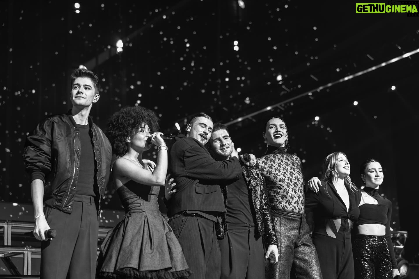 Nikos Aliagas - 48.5K Likes - #Paris Quelques images prises « à la sauvette » lors de cette soirée inoubliable des chanteurs de la @staracademytf1 sur la scène de @accor_arena Des bonnes ondes, des sourires, des larmes, un public dingue et surtout le joie d’être ensemble. Bravo à tous! (Et merci pour l’invit😉). Continuez bien les amis ! #instanikos