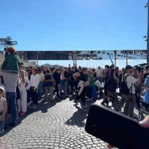Nikos Aliagas Instagram - Ambiance sur le port de Marseille en petit plan séquence … bonne ambiance ! @paris2024 #instanikos #massalia #massilia @villemarseille