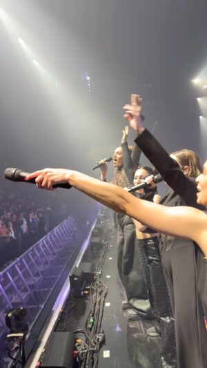 Nikos Aliagas Instagram - #paris @domedeparis Si fier de vous 💙 @staracademytf1 @pierregarniermusique @julien__lieb @candiiice.mp3 @lenie_v @helena_blly @axel.marbeuf @djebril.slatni et bravo @luciebernardoni pour tout le travail titanesque en coulisses 🧿🙏🔥💙#instanikos