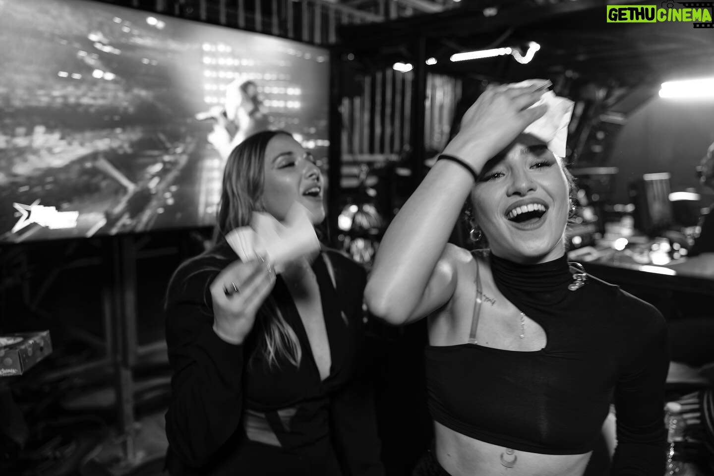 Nikos Aliagas - 48.5K Likes - #Paris Quelques images prises « à la sauvette » lors de cette soirée inoubliable des chanteurs de la @staracademytf1 sur la scène de @accor_arena Des bonnes ondes, des sourires, des larmes, un public dingue et surtout le joie d’être ensemble. Bravo à tous! (Et merci pour l’invit😉). Continuez bien les amis ! #instanikos