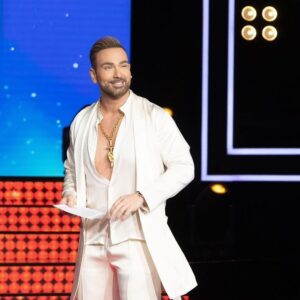 Nikos Koklonis Instagram - 🎙️🎶 Τι νύχτα! 🌟 Είχα την απόλυτη χαρά να παρουσιάσω και το χθεσινό επεισόδιο του ‘Fame Story’ και τι επεισόδιο ήταν! Ο καλεσμένος μας, ο καταπληκτικός Στέφανο Πιτσινιάγκα! 🎵🔥

Ξεκινήσαμε την πρώτη μας βραδιά με ντουέτα ❤️ και το αίσθημα  σε εκείνη τη στιγμή  ήταν απίστευτο. 🎤🤩 Η χημεία, η ενέργεια, το πάθος - ήταν όλα εκεί!

Μόλις 6 μέρες έμειναν για τον ημιτελικό. Η αντίστροφη μέτρηση ξεκίνησε! ⏰💥 Ανεβάζουμε τον πήχη και η μουσική μας ακαδημία χρειάζεται την υποστήριξή σας περισσότερο από ποτέ.

Συνεχίστε λοιπόν να δείχνεται την αγάπη σας στα παιδιά , συνεχίστε  να τα στηρίζεται με την ψήφος σας  και ας γράψουμε μαζί μουσική ιστορία για να βγάλουμε τον μεγάλο νικητή  η νικήτρια του Fame story ! 🎵💖🎹

#FameStory #MusicAcademy #DuetNight #CountdownToTheFinale #StefanoPitsiniagka #supportmusictalent