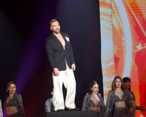 Nikos Koklonis Instagram - Το show που μετατρέπει το βράδυ του Σαββάτου στο μεγαλύτερο party της ελληνικής τηλεόρασης, μόλις ξεκίνησε! 🎉 Το Πάσχα πλησιάζει και ελπίζουμε να το ευχαριστήθείτε περισσότερο με τα δώρα που σας δίνουμε μαζί με το αγαπημένο μου @kaizershop 🐣

Αναλυτικά:

•1 τυχερός θα κερδίσει 3.000 ευρώ μετρητά!
•1 iPhone 15 
•1 μηχανή Nespresso
•1 Air Fryer
•5 Lego 

Τι πρέπει να κάνεις; 

❤️Like στο post 
👉🏻Follow @nkoklonis , @barkingwell_media , @kaizershop & @tvqueengr
✍🏻Mention 2 φίλους σου 

❗️ΠΡΟΣΟΧΗ οι νικητές θα ανακοινωθούν κατά τη διάρκεια του live. Μόλις ακούσουν το όνομά τους, θα πρέπει να στείλουν μήνυμα στον λογαριασμό του @barkingwell_media 

❗️Η παραλαβή του δώρου θα γίνεται από το κατάστημα του @kaizershop στην 3η Σεπτεμβρίου 1,Αθήνα

#J2US #koklonis #kaizershop #barkingwell_media #alphatv