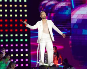 Nikos Koklonis Instagram - Παίζει disco party απόψε στο #J2US και ετοιμαστείτε για τρελό κέφι και πολλές εκπλήξεις! 🪩 Και επειδή οι διακοπές πλησιάζουν, μαζί με το αγαπημένο μου @kaizershop θα δώσουμε υπέροχα καλοκαιρινά δώρα! 🎁 

Αναλυτικά: 

•1 iPhone 15
•2 Smart βαλιτσες Xiaomi με την κάθε μία να περιέχει: 1 power bank, ψυγειάκι θερμός, πιστολάκι ταξιδιού και selfie stick

Τι πρέπει να κάνεις; 

❤️Like στο post 
👉🏻Follow @nkoklonis , @j2us_gr & @kaizershop 
✍🏻Mention 2 φίλους σου 

❗️ΠΡΟΣΟΧΗ οι νικητές θα ανακοινωθούν κατά τη διάρκεια του live. Μόλις ακούσουν το όνομά τους, θα πρέπει να στείλουν άμεσα μήνυμα στον λογαριασμό του @j2us_gr , αλλιώς χάνουν το δώρο τους. 

❗️Η παραλαβή του δώρου θα γίνεται από το κατάστημα του @kaizershop στην 3η Σεπτεμβρίου 1,Αθήνα. 

#J2US #koklonis #kaizershop #barkingwell_media #alphatv