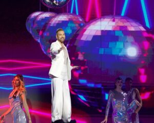 Nikos Koklonis Instagram - Παίζει disco party απόψε στο #J2US και ετοιμαστείτε για τρελό κέφι και πολλές εκπλήξεις! 🪩 Και επειδή οι διακοπές πλησιάζουν, μαζί με το αγαπημένο μου @kaizershop θα δώσουμε υπέροχα καλοκαιρινά δώρα! 🎁 

Αναλυτικά: 

•1 iPhone 15
•2 Smart βαλιτσες Xiaomi με την κάθε μία να περιέχει: 1 power bank, ψυγειάκι θερμός, πιστολάκι ταξιδιού και selfie stick

Τι πρέπει να κάνεις; 

❤️Like στο post 
👉🏻Follow @nkoklonis , @j2us_gr & @kaizershop 
✍🏻Mention 2 φίλους σου 

❗️ΠΡΟΣΟΧΗ οι νικητές θα ανακοινωθούν κατά τη διάρκεια του live. Μόλις ακούσουν το όνομά τους, θα πρέπει να στείλουν άμεσα μήνυμα στον λογαριασμό του @j2us_gr , αλλιώς χάνουν το δώρο τους. 

❗️Η παραλαβή του δώρου θα γίνεται από το κατάστημα του @kaizershop στην 3η Σεπτεμβρίου 1,Αθήνα. 

#J2US #koklonis #kaizershop #barkingwell_media #alphatv