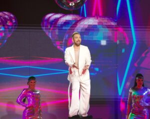 Nikos Koklonis Instagram - Παίζει disco party απόψε στο #J2US και ετοιμαστείτε για τρελό κέφι και πολλές εκπλήξεις! 🪩 Και επειδή οι διακοπές πλησιάζουν, μαζί με το αγαπημένο μου @kaizershop θα δώσουμε υπέροχα καλοκαιρινά δώρα! 🎁 

Αναλυτικά: 

•1 iPhone 15
•2 Smart βαλιτσες Xiaomi με την κάθε μία να περιέχει: 1 power bank, ψυγειάκι θερμός, πιστολάκι ταξιδιού και selfie stick

Τι πρέπει να κάνεις; 

❤️Like στο post 
👉🏻Follow @nkoklonis , @j2us_gr & @kaizershop 
✍🏻Mention 2 φίλους σου 

❗️ΠΡΟΣΟΧΗ οι νικητές θα ανακοινωθούν κατά τη διάρκεια του live. Μόλις ακούσουν το όνομά τους, θα πρέπει να στείλουν άμεσα μήνυμα στον λογαριασμό του @j2us_gr , αλλιώς χάνουν το δώρο τους. 

❗️Η παραλαβή του δώρου θα γίνεται από το κατάστημα του @kaizershop στην 3η Σεπτεμβρίου 1,Αθήνα. 

#J2US #koklonis #kaizershop #barkingwell_media #alphatv