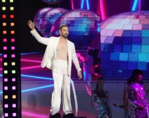 Nikos Koklonis Instagram - Παίζει disco party απόψε στο #J2US και ετοιμαστείτε για τρελό κέφι και πολλές εκπλήξεις! 🪩 Και επειδή οι διακοπές πλησιάζουν, μαζί με το αγαπημένο μου @kaizershop θα δώσουμε υπέροχα καλοκαιρινά δώρα! 🎁 

Αναλυτικά: 

•1 iPhone 15
•2 Smart βαλιτσες Xiaomi με την κάθε μία να περιέχει: 1 power bank, ψυγειάκι θερμός, πιστολάκι ταξιδιού και selfie stick

Τι πρέπει να κάνεις; 

❤️Like στο post 
👉🏻Follow @nkoklonis , @j2us_gr & @kaizershop 
✍🏻Mention 2 φίλους σου 

❗️ΠΡΟΣΟΧΗ οι νικητές θα ανακοινωθούν κατά τη διάρκεια του live. Μόλις ακούσουν το όνομά τους, θα πρέπει να στείλουν άμεσα μήνυμα στον λογαριασμό του @j2us_gr , αλλιώς χάνουν το δώρο τους. 

❗️Η παραλαβή του δώρου θα γίνεται από το κατάστημα του @kaizershop στην 3η Σεπτεμβρίου 1,Αθήνα. 

#J2US #koklonis #kaizershop #barkingwell_media #alphatv