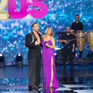 Nikos Koklonis Instagram - Η στιγμή που ο Γιάννης μας, με καρδιοχτύπι και προσμονή, γονάτισε στη σκηνή και έκανε πρόταση γάμου στη Σοφία του, είναι η πιο συγκινητική, τρυφερή και συναισθηματικά δυνατή που έχω ζήσει στα χρόνια του Just. Με το καλό super couple, να έχετε μια υπέροχη ζωή γεμάτη αγάπη, είστε υπέροχοι! ❤️
Μεγάλο ευχαριστώ στην εκθαμβωτική Έλλη Κοκκίνου που ήταν στην παρέα της κριτικής επιτροπής και μας ξεσήκωσε με αγαπημένες διαχρονικές επιτυχίες, καθώς και στον Γιάννη Καψάλη και τη Χαρά Βέρρα που έχουν ένα μοναδικό τρόπο να απογειώνουν το κέφι!
Μεγάλο ευχαριστώ σε όλους εσας ❤️ την οικογένεια του #j2us, για την αγάπη, τον ενθουσιασμό σας και την τιμή να είμαστε η νο1 επιλογή σας για τα Σαββατόβραδα! 
Την ερχόμενη εβδομάδα ερχόμαστε εκτάκτως Κυριακή με ένα απολαυστικό μουσικό ταξίδι στον χρόνο και πολλές μοναδικές εκπλήξεις -θα γίνει πάλι του Just!
#staytuned #nkoklonis #justallofus