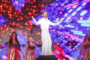 Nikos Koklonis Instagram - Το μοναδικό show της ελληνικής τηλεόρασης ξεκίνησε! 🤩 Έρχονται πολλές εκπλήξεις αλλά φυσικά και δωράρες, τις οποίες δίνω πάντα με το αγαπημένο μου @kaizershop 🎁

Αναλυτικά: 

•1 βαλίτσα με όλα τα προϊόντα της Apple ( iPhone 15, AirPods & Apple Watch )
•1 Samsung 24
•5 Xiaomi 12c 

Τι πρέπει να κάνεις; 

❤️Like στο post 
👉🏻Follow @nkoklonis , j2us_gr & @kaizershop 
✍🏻Mention 2 φίλους σου 

❗️ΠΡΟΣΟΧΗ οι νικητές θα ανακοινωθούν κατά τη διάρκεια του live. Μόλις ακούσουν το όνομά τους, θα πρέπει να στείλουν μήνυμα στον λογαριασμό του @j2us_gr

❗️Η παραλαβή του δώρου θα γίνεται από το κατάστημα του @kaizershop στην 3η Σεπτεμβρίου 1,Αθήνα

#J2US #koklonis #kaizershop #barkingwell_media #alphatv
