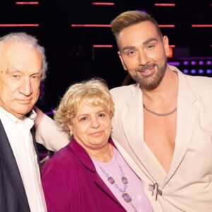 Nikos Koklonis Instagram - Σαββατόβραδο χθες και επιστρέψαμε με τη μεγάλη παρέα του J2US 🫶🏻 
Δεν σας κρύβω πως ήμασταν μουδιασμένοι. Η σκέψη μας είναι στον δικό μας Δημήτρη Κόκοτα, που περνά μια δύσκολη περιπέτεια υγείας και δίνει τη μάχη του. Η αγάπη και όλες μας οι ευχές είναι στον Δημήτρη και την οικογένειά του -να βγει νικητής και να είναι σύντομα ξανά κοντά μας. 
Ένα μεγάλο μπράβο σε όλα τα ζευγάρια μας για την εντυπωσιακή εξέλιξή τους, έδωσαν τον καλύτερο εαυτό τους και μας μάγεψαν!
Ένα μεγάλο ευχαριστώ στον μοναδικό Στέλιο Ρόκκο που τραγούδησε μεγάλες επιτυχίες του ανεβάζοντας τη διάθεσή μας, καθώς και στον δικό μας Γιώργο Παπαδόπουλο που ερμήνευσε στη σκηνή του Just τραγούδια του που έχουμε αγαπήσει. Καλοτάξιδο το ολόφρεσκο hit της Φαίης Θεοχάρης, Μαργαρίτες, μια διασκευή της διαχρονικής επιτυχίας της αγαπημένης μας Άντζελας Δημητρίου. 
Welcome back στον Αναστάσιο Ράμμο που επέστεψε μετά απο χρόνια στο #j2us ως coach της Δώρας Παντέλη. Το ερχόμενο  Σάββατο επιστρέφει και ο Στέλιος Δρουμαλιάς με coach έκπληξη.
Μεγάλο ευχαριστώ μέσα απο την καρδιά μου σε όλους εσάς, που κάθε Σαββατόβραδο μας δείχνετε την αγάπη και την προτίμησή σας και συμμετέχετε στο πάρτι μας, με τόσα πολλά μηνύματα, ενθουσιασμό, σχόλια αλλά και με την παρουσία σας στο πλατό.
Στο J2US δεν είμαστε απλά μια μεγάλη παρέα, είμαστε οικογένεια ❤️

*Χθες αυτό το συναίσθημα ήταν ακόμα πιο δυνατό, γιατί ήταν μαζί μας στο κοινό και οι γονείς μου, που βρίσκονται πάντα στο πλευρό μου σε κάθε μου βήμα 🌹
#koklonis #j2us #justallofus