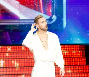 Nikos Koklonis Instagram - Φαντασμαγορικό το live show του #FameStoryGR , όμως φαντασμαγορικά είναι και τα break! 💫💫💫

Μαζί με το αγαπημένο μου @kaizershop θα δώσουμε κατά τη διάρκεια των διαλειμμάτων 3 iPhone 15 Pro Max! Τι πρέπει να κάνεις; 

👉🏻 Like στο post ❤️
👉🏻 Follow @nkoklonis, @famestorygreece & @kaizershop 
👉🏻 Mention 2 φίλους 

❗️Η κλήρωση θα γίνει live στο προφίλ μου κατά τη διάρκεια των break! Οι νικητές θα πρέπει να στείλουν άμεσα μήνυμα στον επίσημο λογαριασμό του @famestorygreece , για να παραλάβουν το δώρο τους. Stay tuned! 

#koklonis #kaizershop #barkingwell_media