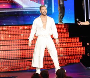 Nikos Koklonis Instagram - Φαντασμαγορικό το live show του #FameStoryGR , όμως φαντασμαγορικά είναι και τα break! 💫💫💫

Μαζί με το αγαπημένο μου @kaizershop θα δώσουμε κατά τη διάρκεια των διαλειμμάτων 3 iPhone 15 Pro Max! Τι πρέπει να κάνεις; 

👉🏻 Like στο post ❤️
👉🏻 Follow @nkoklonis, @famestorygreece & @kaizershop 
👉🏻 Mention 2 φίλους 

❗️Η κλήρωση θα γίνει live στο προφίλ μου κατά τη διάρκεια των break! Οι νικητές θα πρέπει να στείλουν άμεσα μήνυμα στον επίσημο λογαριασμό του @famestorygreece , για να παραλάβουν το δώρο τους. Stay tuned! 

#koklonis #kaizershop #barkingwell_media